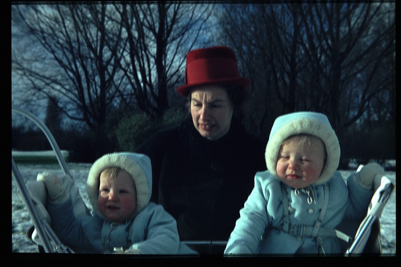 16.Wilhelminapark dec 1964 Mama,Brigitte,Marion.JPG